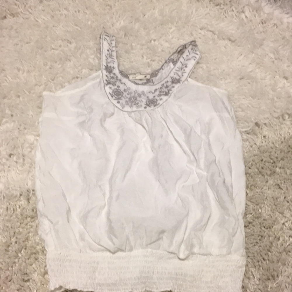 😍 Mine White top w/Embroidered accents & elastic